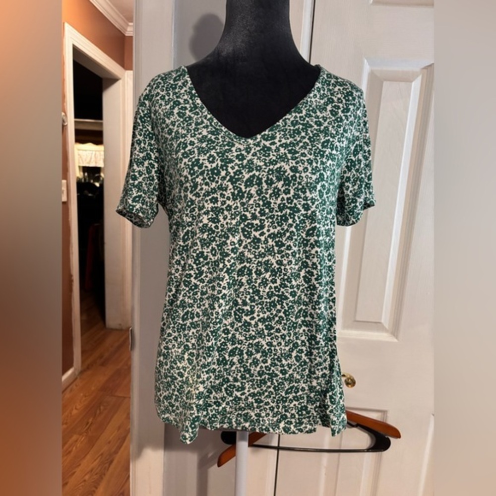 NWT Old Navy Green and White Floral Top XS
